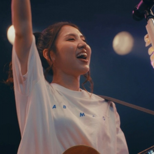 阿部真央、15周年ツアーから「I wanna see you」バンドセットでのライヴ映像初公開