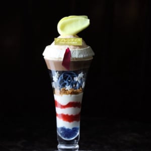 あの髪型をメレンゲで表現！　「夜パフェ」が大人気の「Parfaiteria miL」に”トランプ・パフェ”が登場