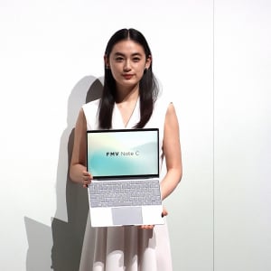 八木莉可子、若者視点の「FMV Note C」を体験　「ぜひ大学生のみなさんに」FMVブランドリニューアル・新製品発表会