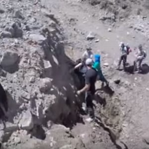 【衝撃映像】さっきまでいた場所を巨大な地すべりが一瞬で飲み込む!