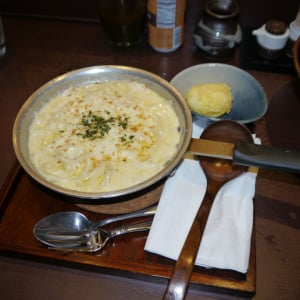 ロサンゼルスで食べたいちばんウマイ料理はうどんだと断言する / 丸亀もんぞうのグラタンうどん