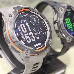 ガーミン Garmin 最新 GPSウォッチ Instinct 3 Dual Power の進化スゴ！ ソーラー充電で無限駆動 10g軽量 LEDライト 鮮明表示で仕事 遊び 競技 スポーツ 夜間作業を楽しく効率化