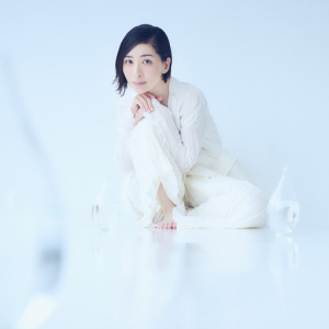 坂本真綾、新曲「Drops」がTVアニメ『ある魔女が死ぬまで』OP主題歌に決定