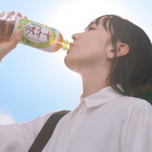 新垣結衣、キュート＆豪快な飲みっぷり！CM楽曲はanoが懐かしの名曲を替え歌カバー