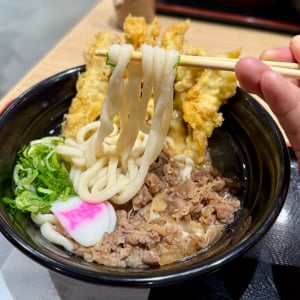 関東に初進出した福岡うどんの大人気チェーン「資さんうどん」の八千代店に行ってみた！ 大混雑だけど大ウマい！！