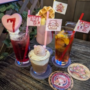 グル～ミ～が＜祝＞25周年！秋葉原の《GLOOMY FEEDINGSTATION CAFE at CURE MAID CAFE》で期間限定ドリンクを満喫してきた