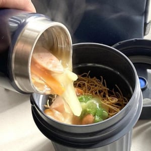 忙しい朝でも5分でつくれちゃう「あったか麺弁当」のススメ。熱々・出来立てがうれしいな～