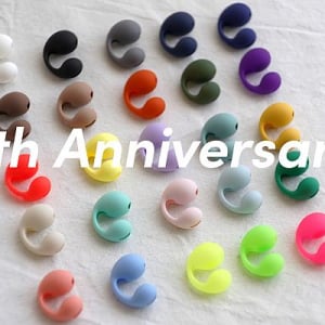 耳をふさがないイヤホン「ambie」が8周年！即完売だったネオンカラーが復刻発売