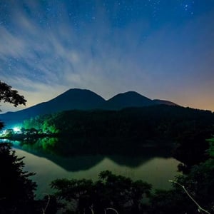 島根の海沿いを行く山陰線 列車に乗ってこの春、三瓶山へ……　急行 さんべ 鳥取830発 → 熊本2033着 17時間の列車旅を想い、車窓から感じる変わらないエモーションに浸る