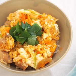 めんつゆで簡単親子丼！卵を混ぜすぎないのがふわトロ食感のコツ