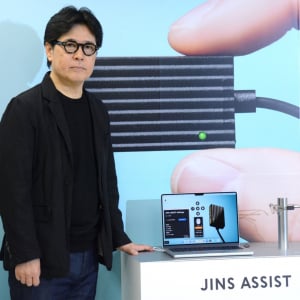 手を使わず頭の動きだけでPC操作するメガネ「JINS ASSIST」発売