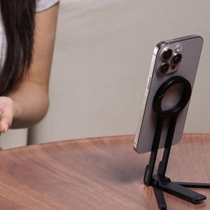 スタンドにも自撮り棒にも！カラビナ状の「スマホ三脚」が便利すぎるんです