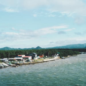 【青森県旧市浦村(五所川原市)】津軽山地から吹き下ろす強い風を浴びて