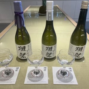 【東京都台東区】日本酒体験施設「WASAKE Sake Experience」が「獺祭3種飲み比べ体験」を発売