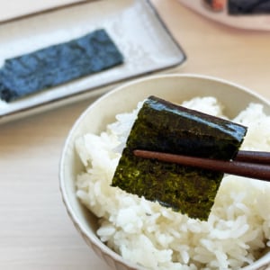 甘めの醤油だれで味付けされた「やみつき味だれ海苔」、小善本店より発売！