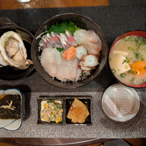 550円なのに豪勢すぎる宿の夕食がインターネット上で話題