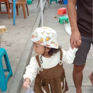 ゆっくり慎重に・・。女の子が魚が入った袋を握って歩いていたら腕が柱に引っかかった！？【海外・動画】