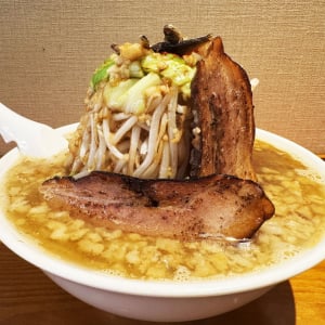 博多ラーメンでぶちゃんの系譜「博多ももちゃん」でラーメン二郎インスパイア煮干しラーメンを食べた結果