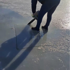 そこに立っていたらダメだよ！！水面の氷をチェーンソーでくり抜こうとした男性に起きた悲劇【海外・動画】