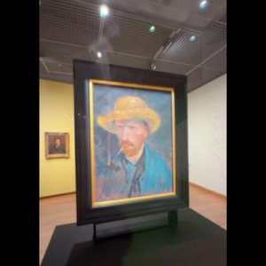 海外のエイプリルフール：美術館でゴッホのパイプから煙