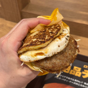 ロッテリアの大阪限定「お好み焼きバーガー」は絶対に食べて欲しい→ この世のものとは思えない柔らかさ