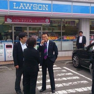 コンビニの前でアイスを食べる麻生太郎副総理がかっこよすぎると話題に