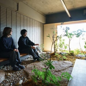 中古マンション50平米の半分を庭園にリノベ!? 室内に土を敷いて水をまき植物と暮らす　福岡の名物賃貸・吉浦ビル