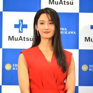 菜々緒の新CMが放送開始、スタイリッシュに真っ赤なドレスを着こなす