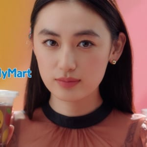 八木莉可子「ゴディバフラッペ」で恍惚の表情！究極の2択で“最高のご褒美”を語る