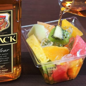 ニッカウヰスキー公式が「天才すぎる激しくウマそうなウイスキーの飲み方」を公開 / カットフルーツぶっかけ