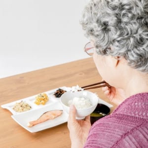 早食いが認知症を引き起こす？認知症の背景には寝不足と消化不良にある？