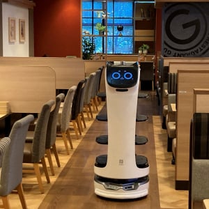 すかいらーくのネコ型配膳ロボットってなんでそんなに人気なの？ →担当者に人気の理由を聞いてみた