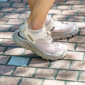 HOKAのサンダル、スニーカーのようなフィット感と履き心地が最高すぎる…