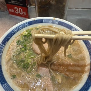 低カロリー麺でおなじみロカロヌードルが箕輪家の家系ラーメン・豚骨ラーメンとコラボ！　その名も「無罪放麺」