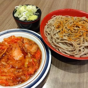 名代富士そばの天ぷらには「温スープ」をかけてもらえるという神情報