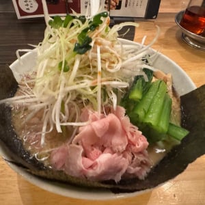 野方ホープの流れがあるラーメン屋「銀座創龍」でトッピング追加したラーメンを食べる