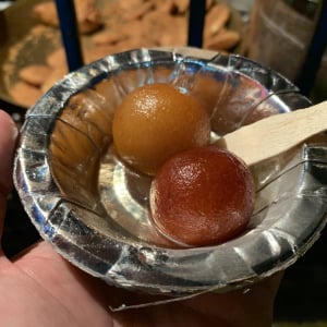 インドの「すごく甘くて丸いヤツ」と「すごく甘くてグルグルのヤツ」とすごく甘いチャイ