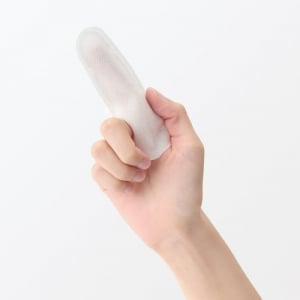 水を使わず指に装着するだけで簡単に歯をみがけます / 無印良品の「指型歯みがきシート」