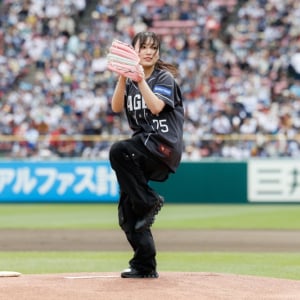 矢吹奈子、初の始球式で驚きのノーバン投球！楽天・藤井聖のアドバイスに感謝