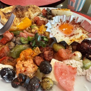 トルコ料理店「アゼル」の朝食ビュッフェのウマさは究極レベル / ここ数十年でもっとも満足度が高い食べ放題だった