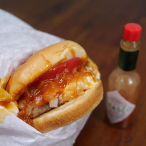料理人・鳥羽周作シェフの極上レシピ「モスバーガーにタバスコかけると最高」は本当なのか→ かけた結果