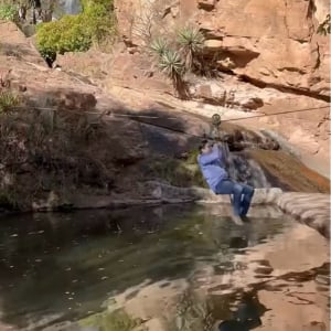 ここから入れる保険が・・あった！？水上を走るジップラインが途中で止まり、万事休すな場面に救世主が現れた！！【海外・動画】