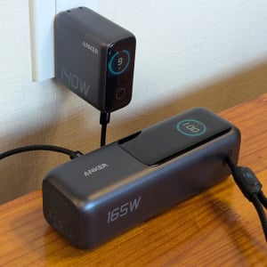Ankerがストラップ式と巻き取り式の2本のUSB-Cケーブル内蔵の大容量モバイルバッテリーと4ポート搭載で最大140W出力のUSB急速充電器を発売