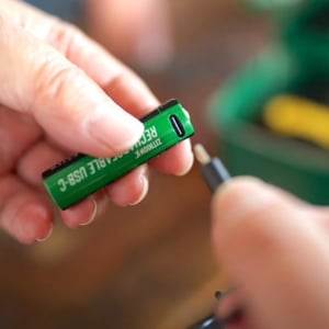 いちいち電池買い直すのやめました。USBで直接充電できるコレが快適すぎる