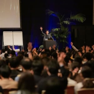 「大人になっても学び続ける」——45万人が共感する教育家・三凛さとし氏の挑戦