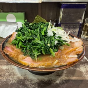 じんわり美味だったなァ～♪ ラーメン屋「わいず」のラーメンにほうれん草たっぷり入れるとなァ～♪