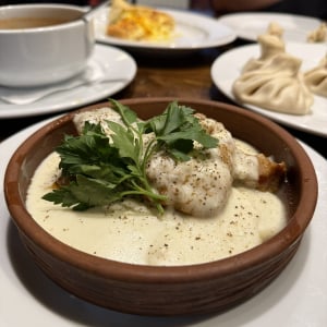 人気ラーメン店でぶちゃんシェフが「ベラルーシで食べたシュクメルリ」を大絶賛 / オリジナルこんな美味いのかよ