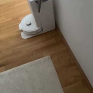 いいお昼寝スポットを見つけたネコ。ヘソ天で寝ているその場所は・・「ある家電」の上だった！？