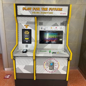 JR秋葉原駅にスペースインベーダーを遊ぶとプレイ料金が寄付されるゲーム筐体があるよ！ ムーンサルトり！