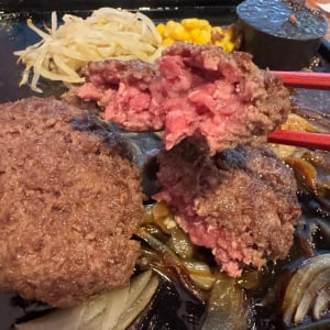 生の牛肉ハンバーグを自分で焼いて食べる秋葉原のレストランに行ったよ